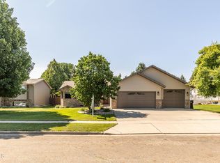 623 York Ln, Bismarck, ND 58503