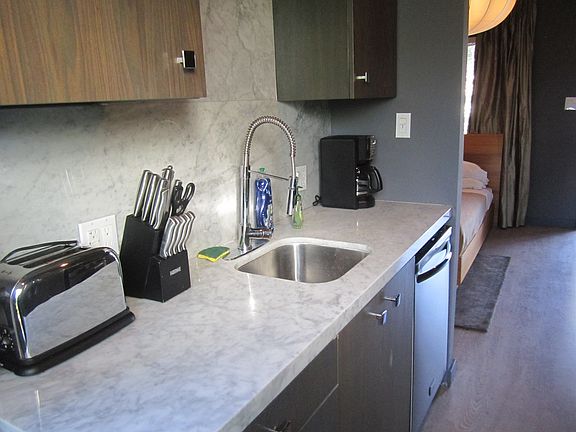 5th image of 6614 Willoughby Ave