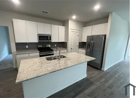 4 bed, 2100 sqft, $2,400 — Photo 3