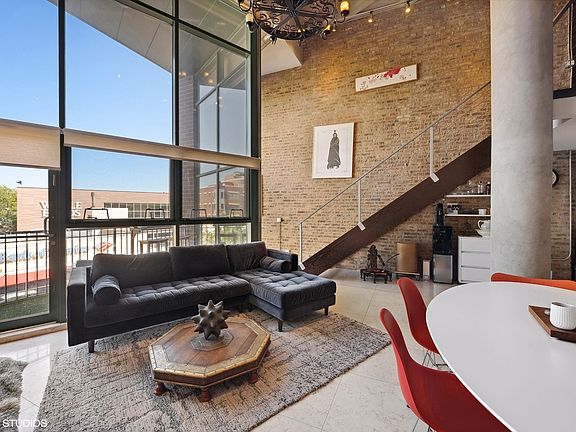 3rd image of 1623 W Melrose St Unit 303