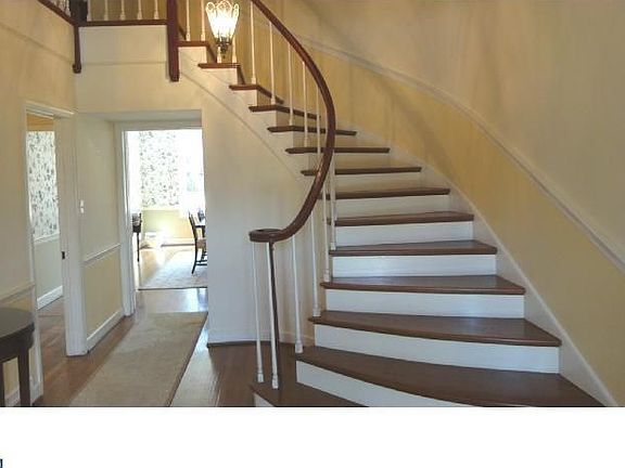 3rd image of 806 Essex Rd