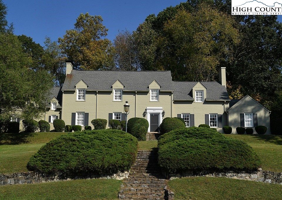 1st image of 821 Long Crescent Drive