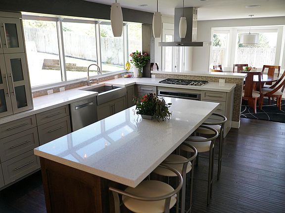 Kitchen with large island