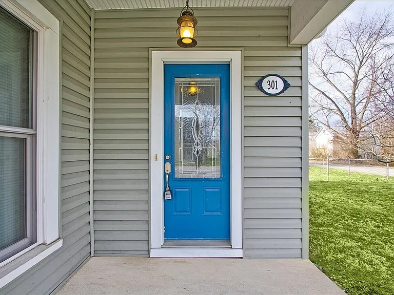 301 E Columbus St — Photo 4