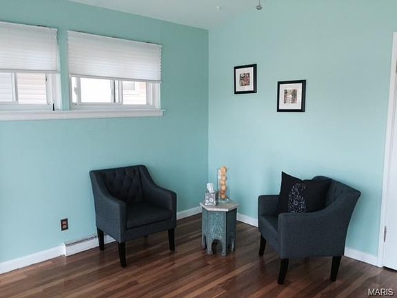 Front living room, gleaming hardwood floors, newer thermal tilt in windows and vaulted ceiling