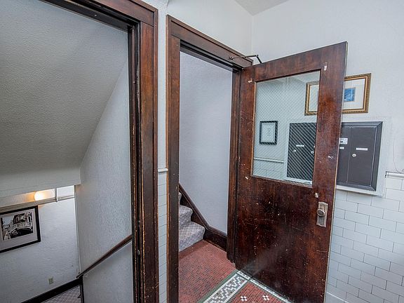 3rd image of 115 Fairview Ave N APT 5