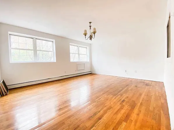 156 Albany Avenue image 1 of 9