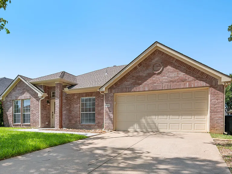 1703 Nightingale Ln — Photo 1