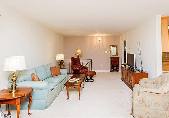 4th image of 15 Fairhaven Ln #15