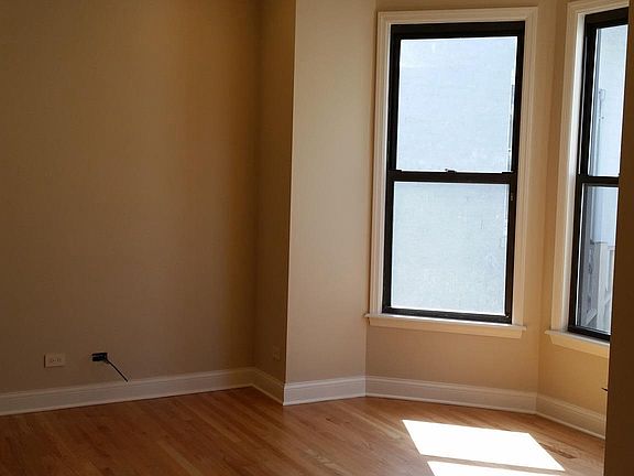 2nd image of 852 W Armitage Ave APT 2R