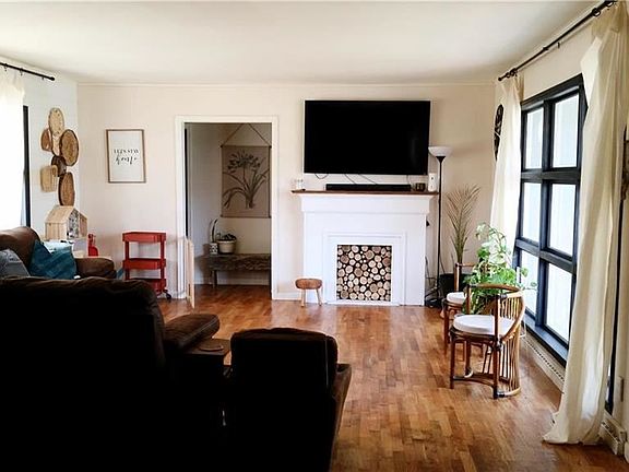 4th image of 2604 Girard St