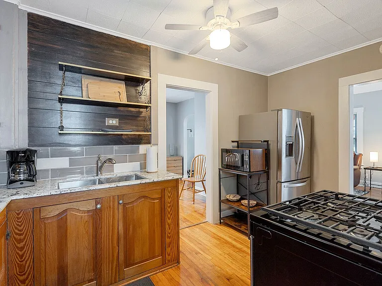 305 Arlington Ave — Photo 4