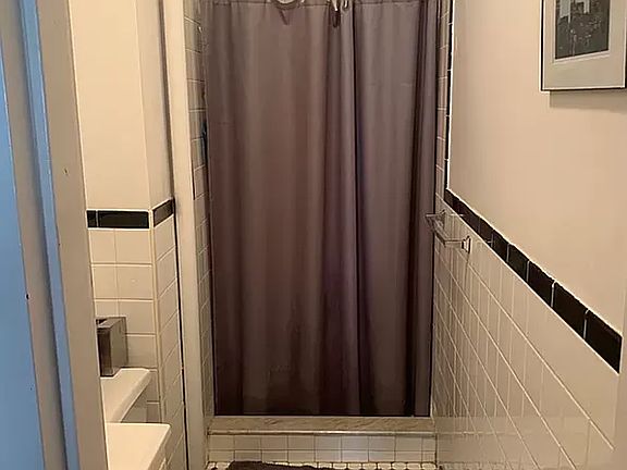 3rd image of 118 E 102nd St APT 3A