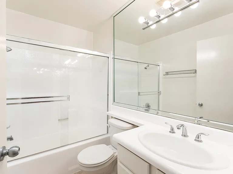 Westwood Kelton Towers — Photo 10