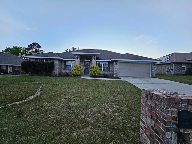2202 Hagood Loop — Photo 1
