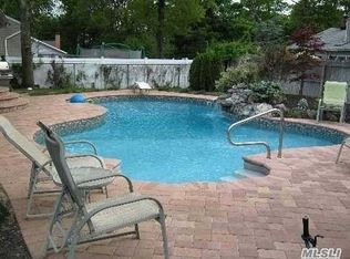 34 Raymond Ct, Holbrook, NY 11741