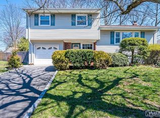 16 S Locust Ave, Edison, NJ 08817