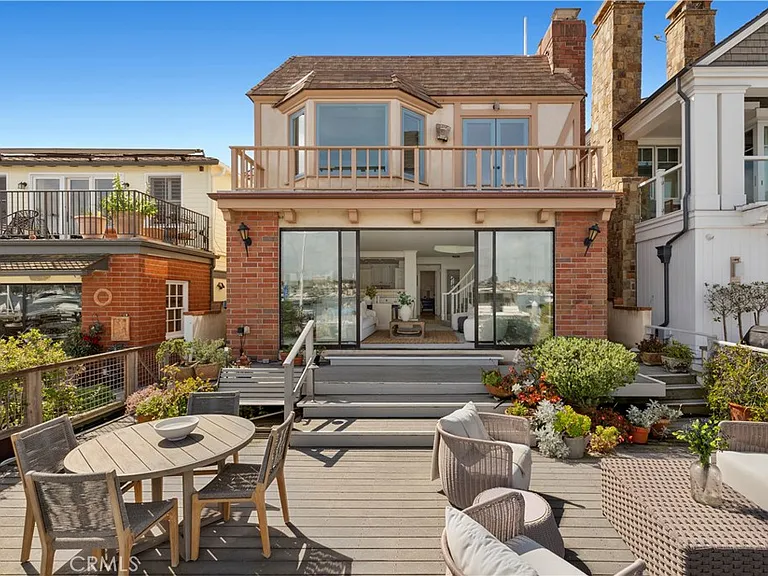1214 E Balboa Blvd — Photo 2