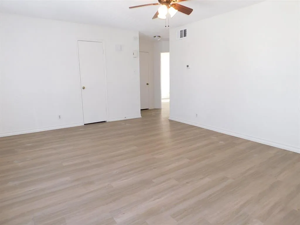2 bed, 1.0 bath, 840 sqft, $1,100 — Photo 2