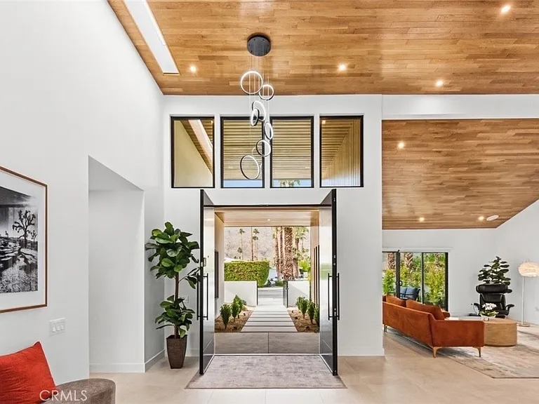 2040 S Chico Dr — Photo 3