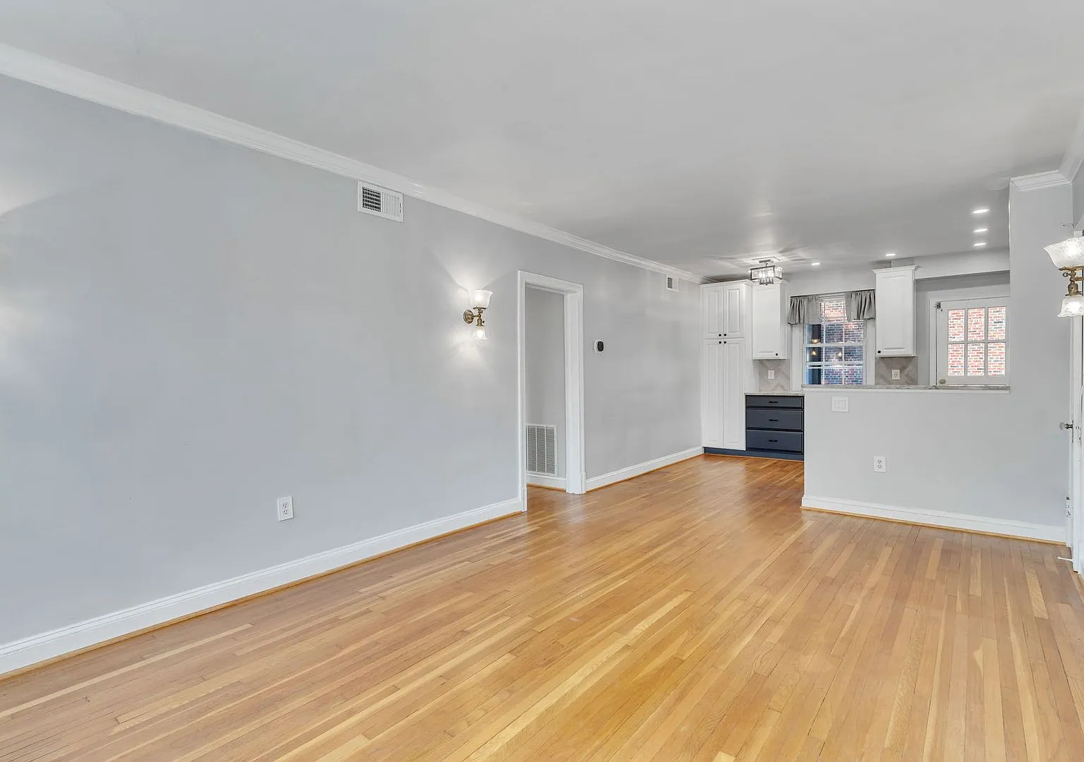 Updated Condo 3 Blocks from Metro — Photo 2