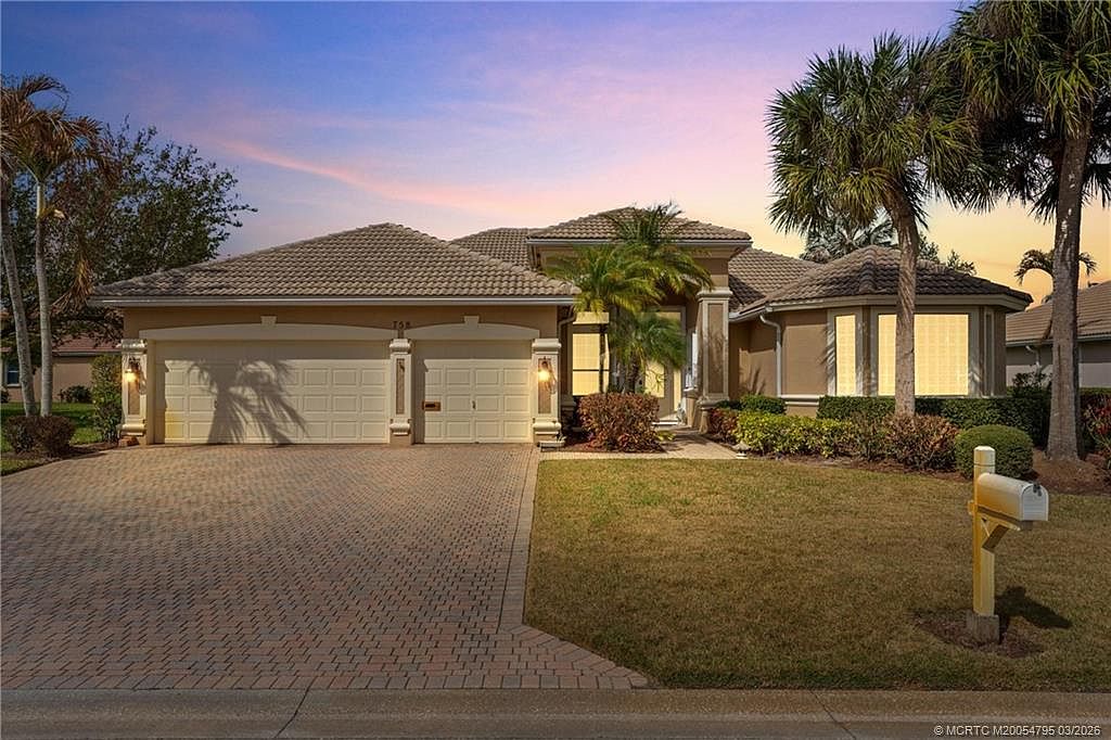 758 SW Blue Stem Way