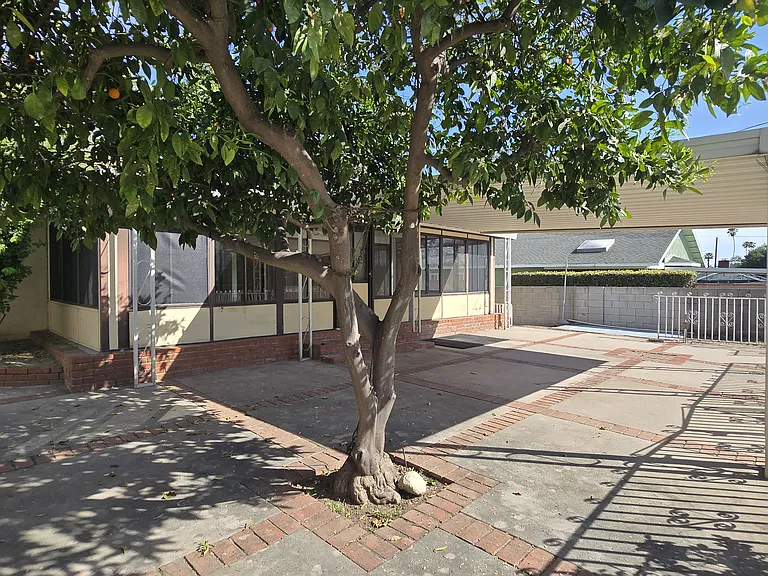 521 N Vermont Ave — Photo 32