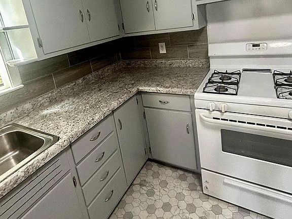 3rd image of 2956 Hiawatha St