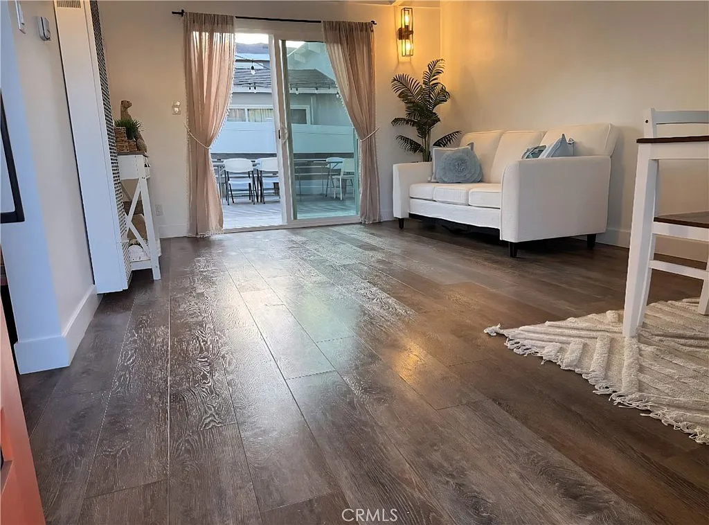 2 bed, 1000 sqft, $5,800 — Photo 3