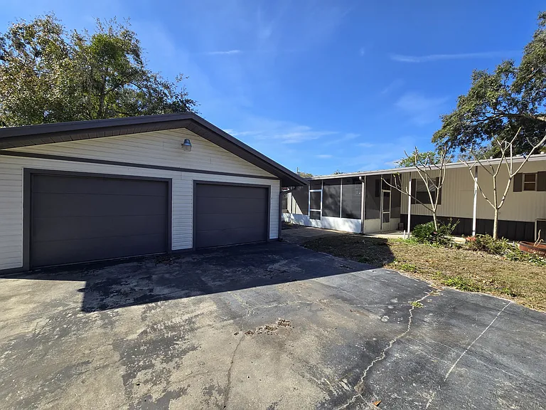 2875 Bay Ave — Photo 14