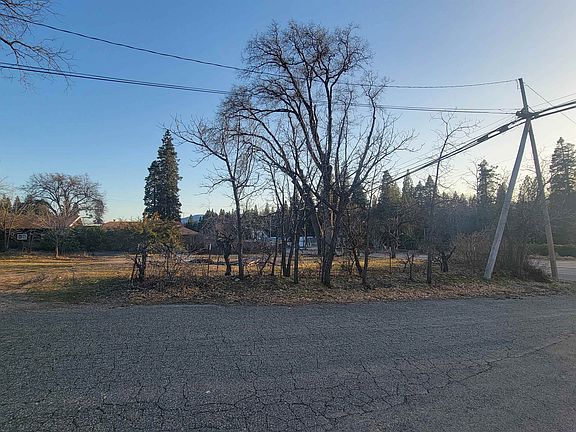 5th image of 1044 N Mount Shasta Blvd