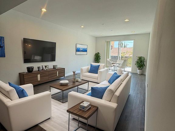 3rd image of 7120 Bellaire Ave APT 206