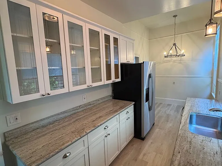 2028 Clinton Ave — Photo 2