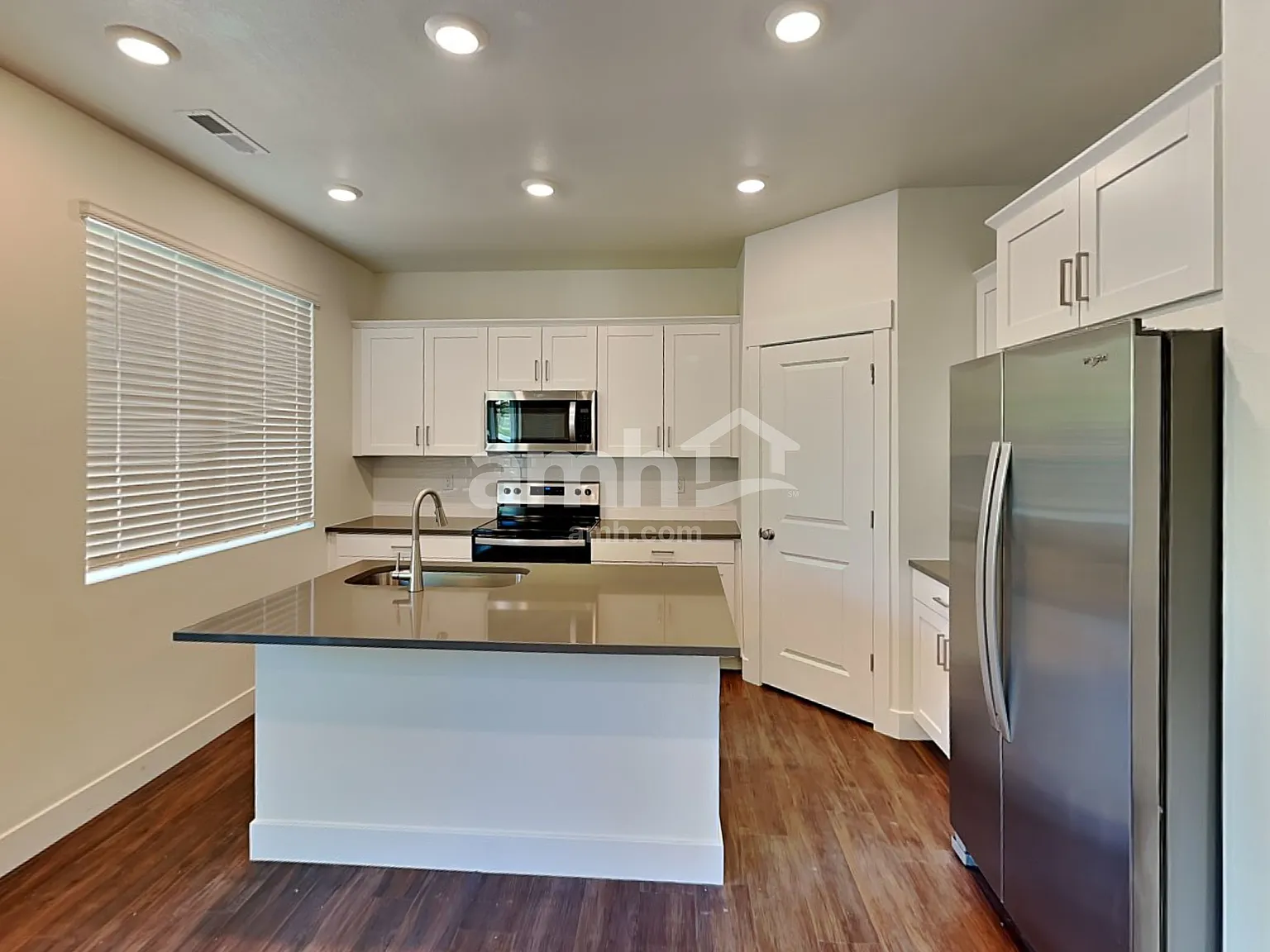 3 bed, 2.5 bath, 1766 sqft, $3,400 — Photo 3
