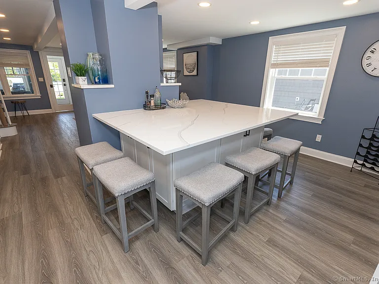 55 Swan Ave — Photo 12