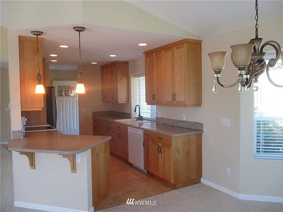 3rd image of 922 N Camden Ct