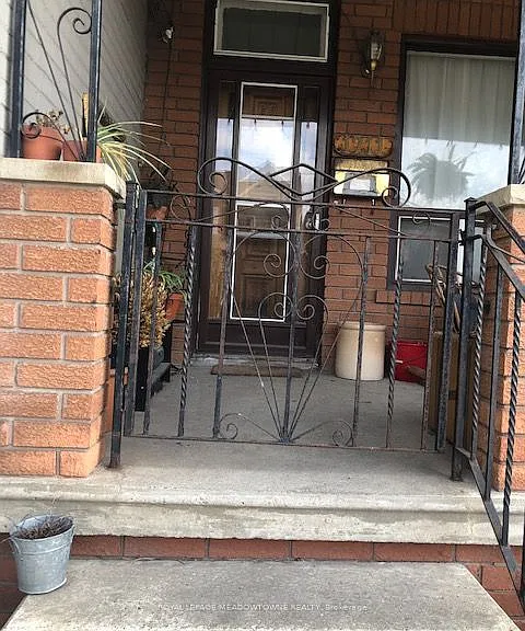 1211 College St #UPPER — Photo 2