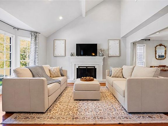 2nd image of 1095 Dunbarton Trce