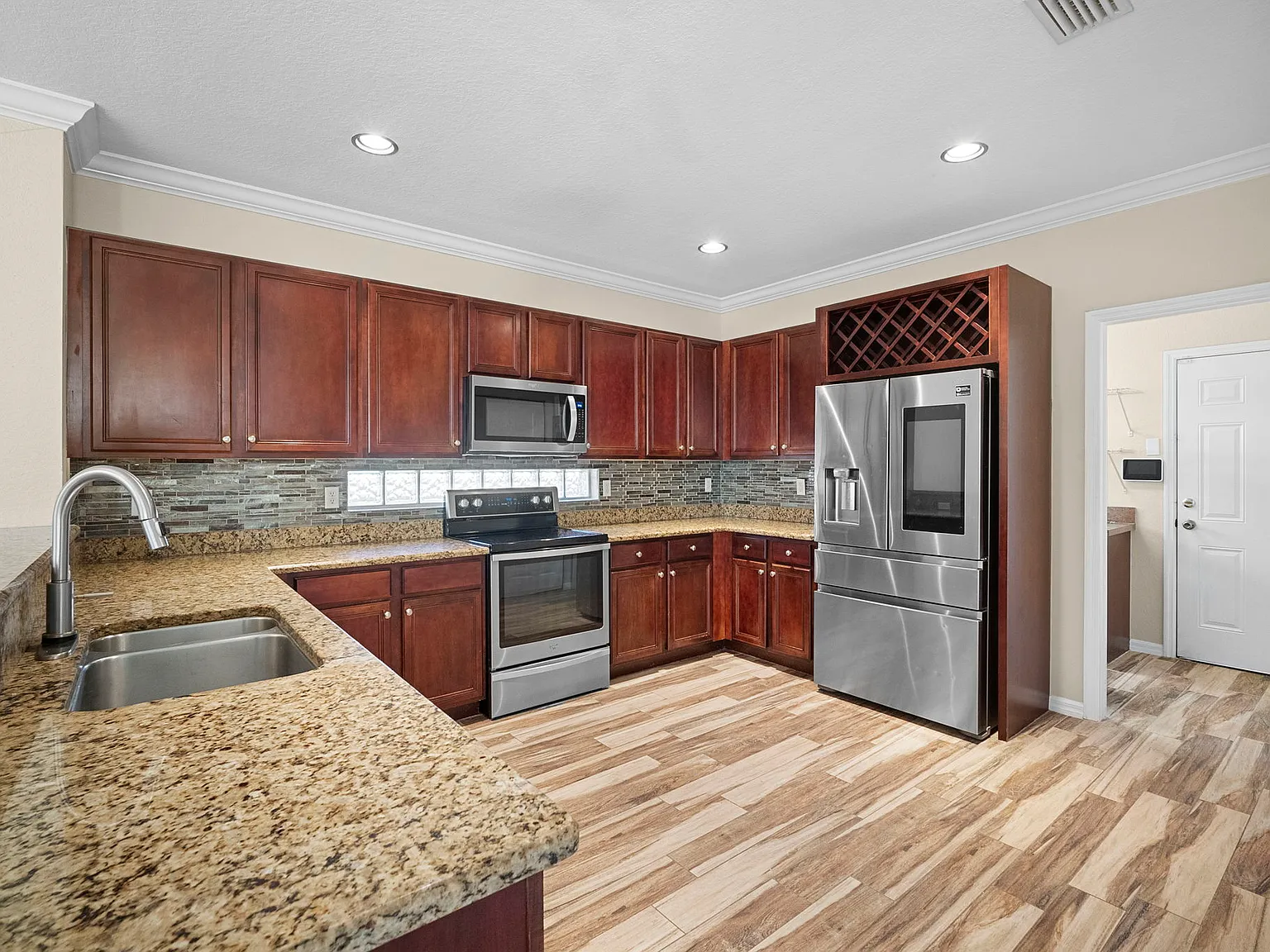 5 bed, 3119 sqft, $4,000 — Photo 3