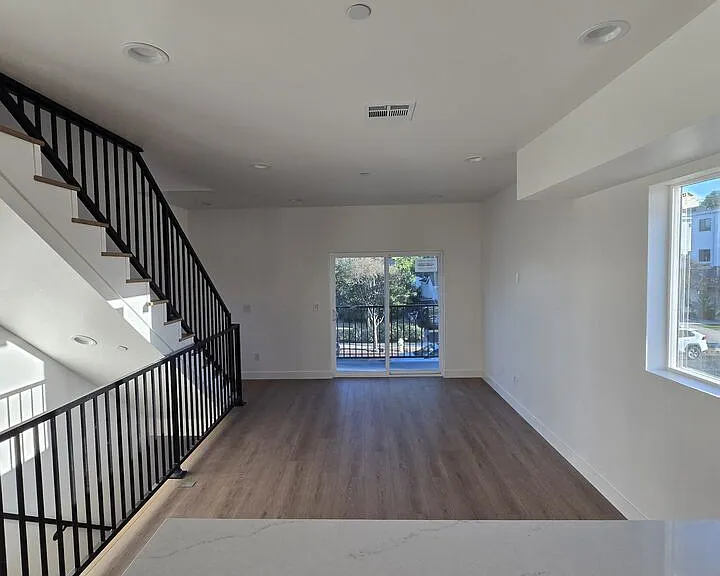 10827 1/2 Peach Grove St #1/2 — Photo 4