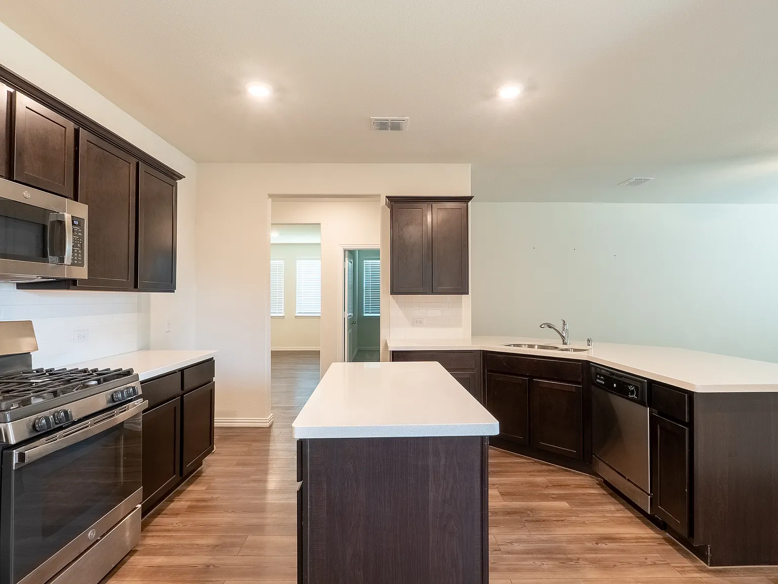 4 bed, 1996 sqft, $2,200 — Photo 4