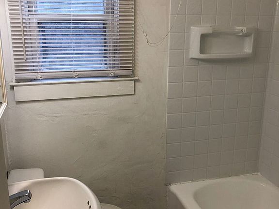 2nd image of 521 W Shiawassee St APT C