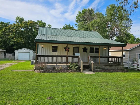 1220 W Hickory St, Nevada, MO 64772