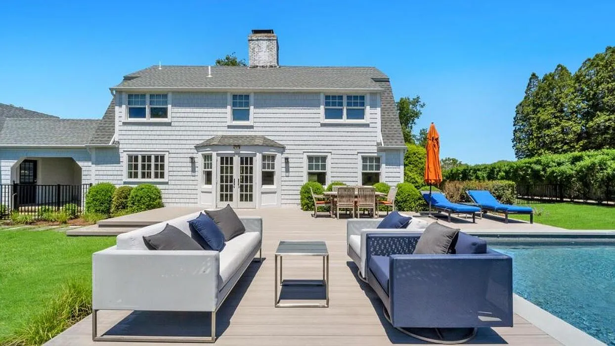 Renovated Mecox Bay Cottage with Private Dock & Serene Views — Photo 4