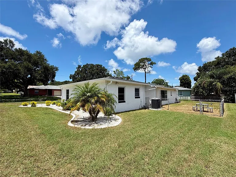 1109 S Betty Ln — Photo 19
