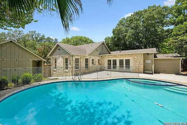 102 Nacogdoches Rd — Photo 27