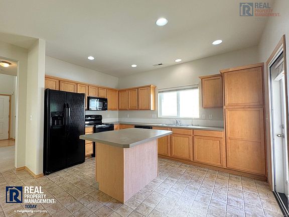 3rd image of 5614 Acclamation St E