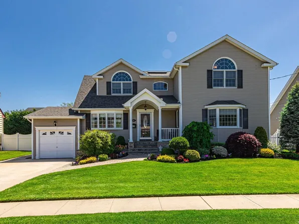 525 S Dyre Avenue, West Islip, NY 11795