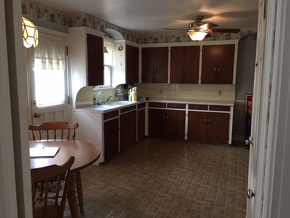 3rd image of 2570 Paxton Ave