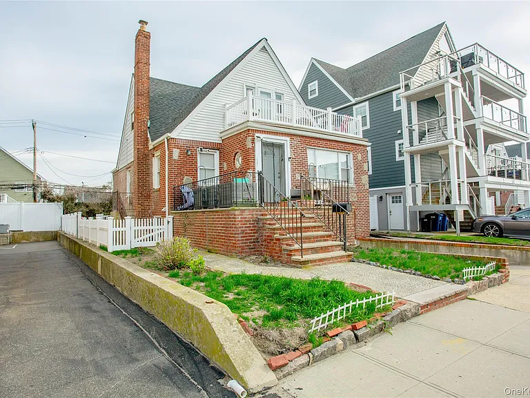 237 E Broadway #LOWER — Photo 1